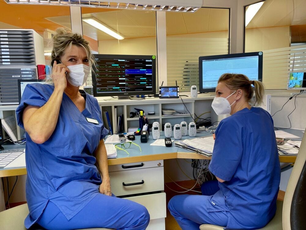 Pflegedienstleiterin Petra Pannhausen (links) und Schwester Kristin Werner in der Lungenklinik.