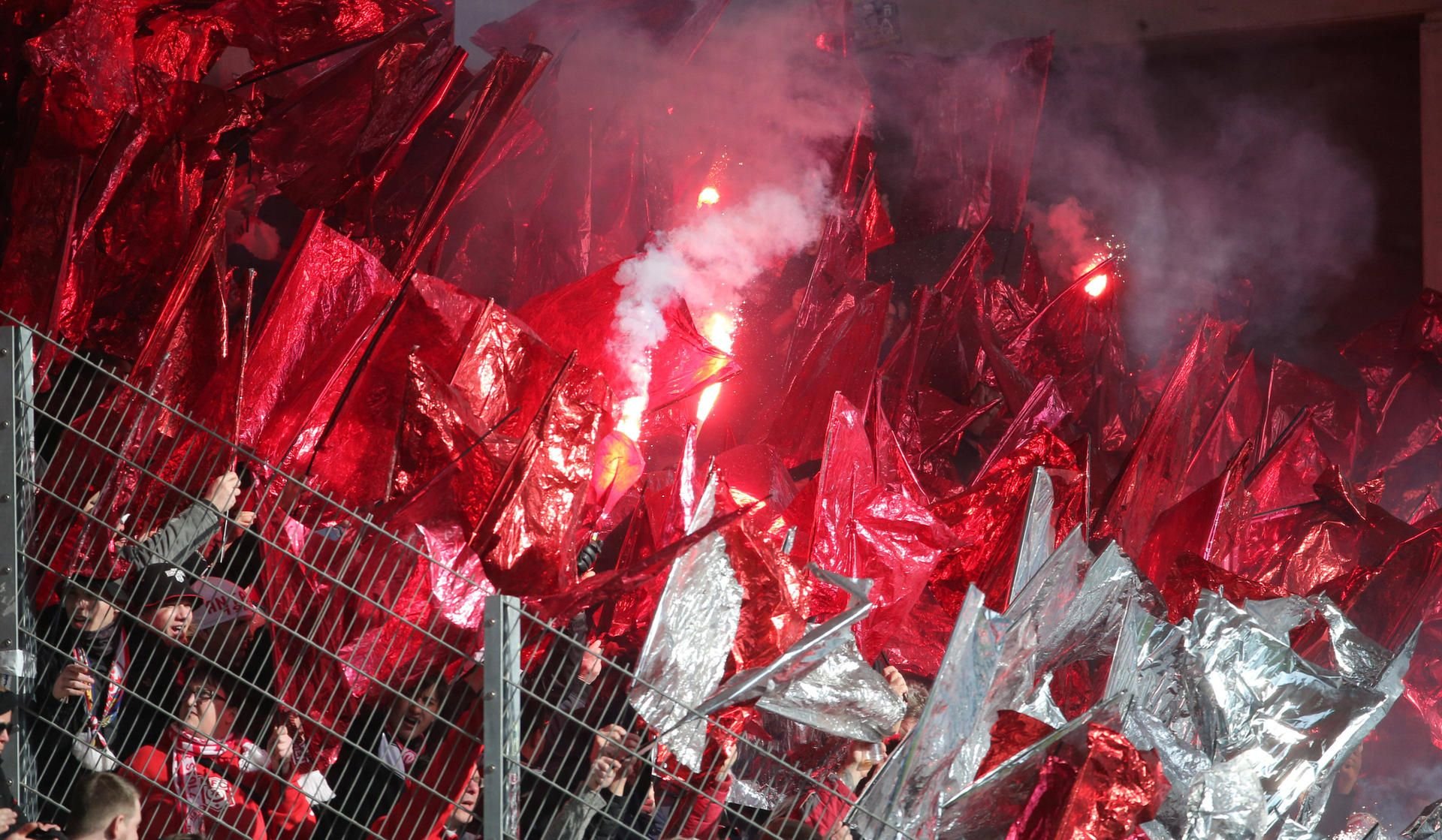 Fans vom Hallescher FC zünden Pyrotechnik in ihrem Fanblock.
