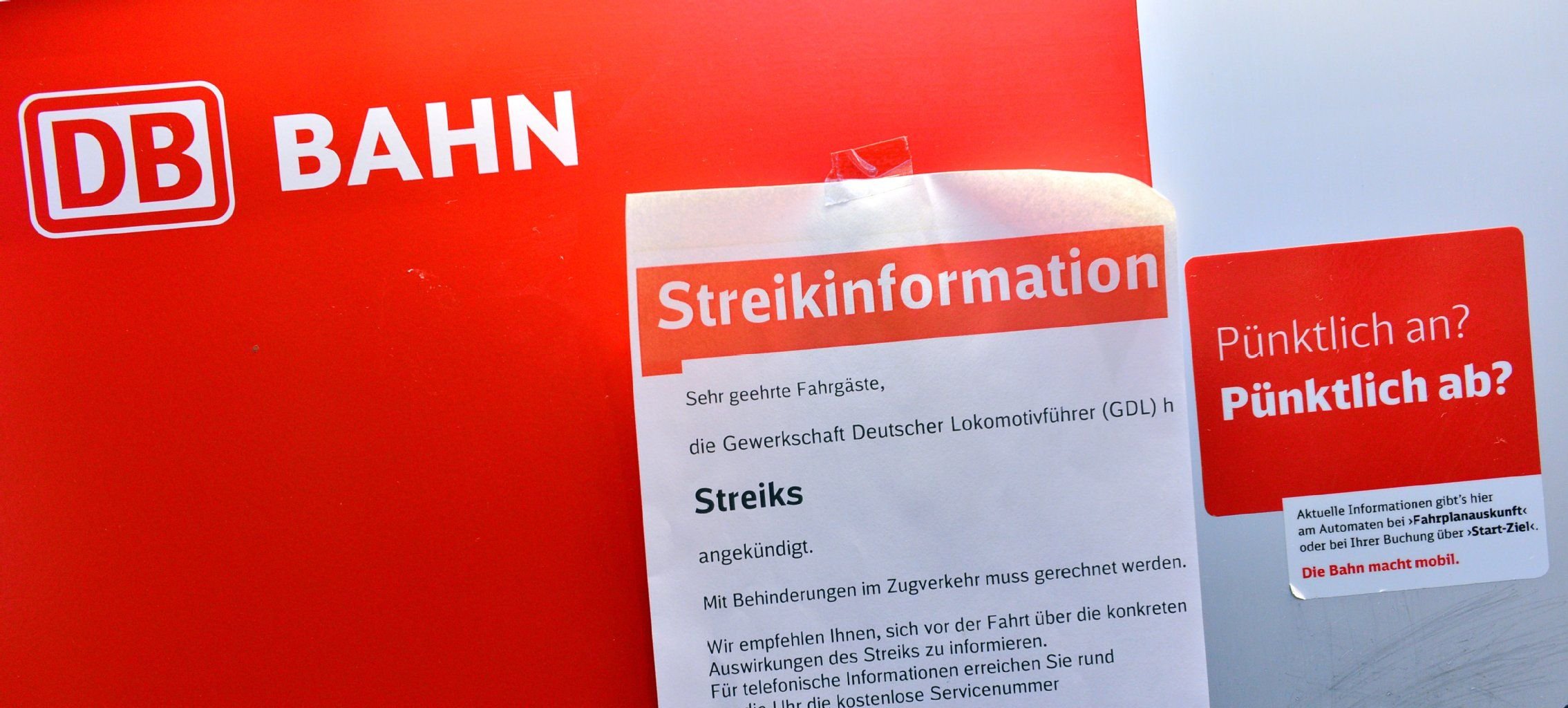 Ein Blatt Papier mit einer "Streikinformation" hängt am Erfurter Hauptbahnhof an einem Fahrkartenautomaten der Bahn.