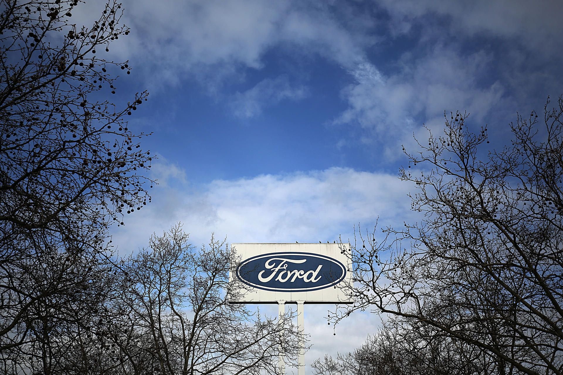 Schild mit Ford-Logo vor dem Werk in Köln