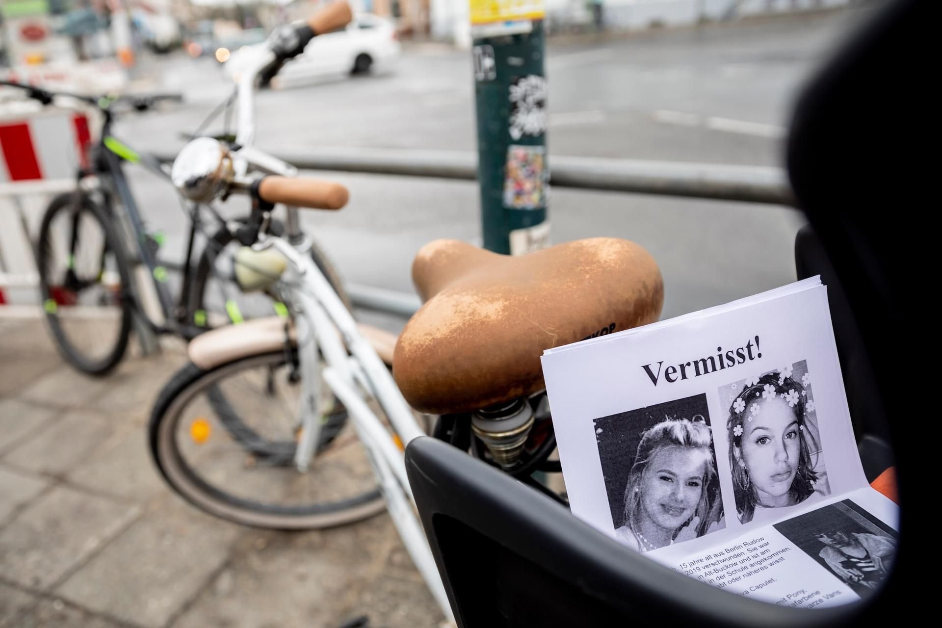 Mit Flugblättern wird nach der vermissten Rebecca in Berlin gesucht.
