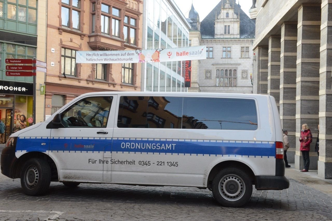 Auto vom Ordnungsamt vor dem Weihnachtsmarkt in Halle