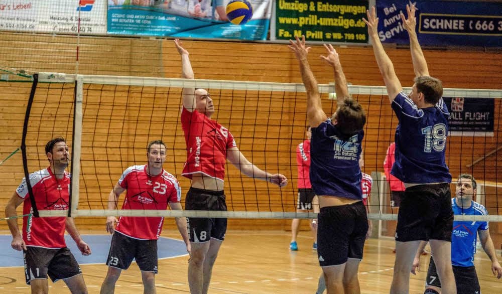 Die Regionalliga-Volleyballer des MTV Wittenberg (im Angriff) haben am Sonnabend in der Stadthalle die SG Rotation Prenzlauer Berg 3:0 geschlagen und sich mit diesem Sieg aus der Abstiegszone verabschiedet. Das Team aus der Lutherstadt ist jetzt Tabellensiebenter.