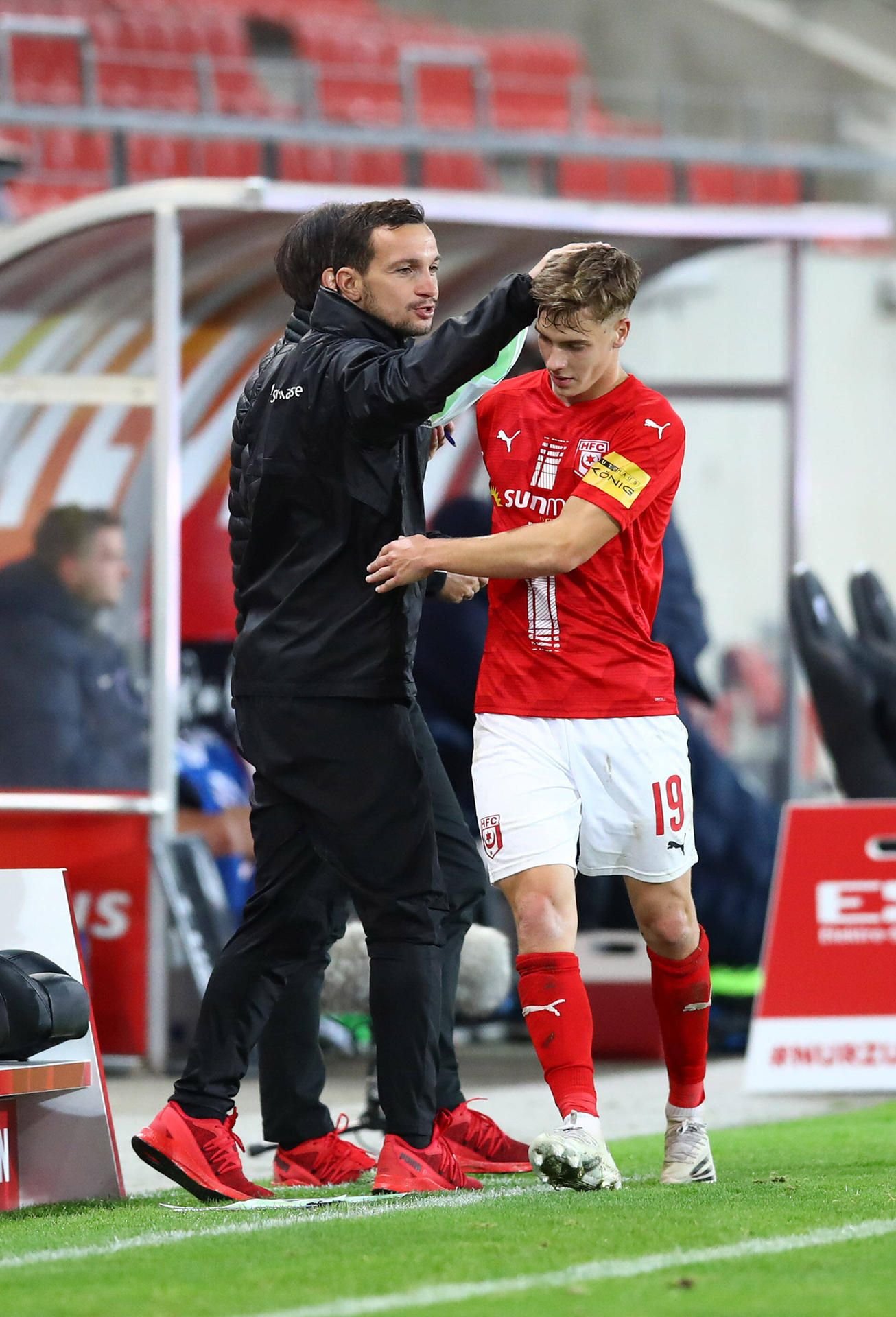 HFC-Youngster Laurenz Dehl holt sich sein Lob von Co-Trainer Daniel Ziebig ab.