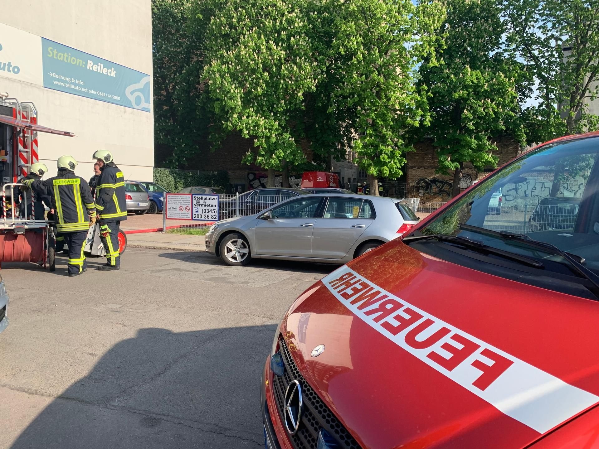 Polizei und Feuerwehr in Halle sind am 1. Mai am Reileck im Einsatz.