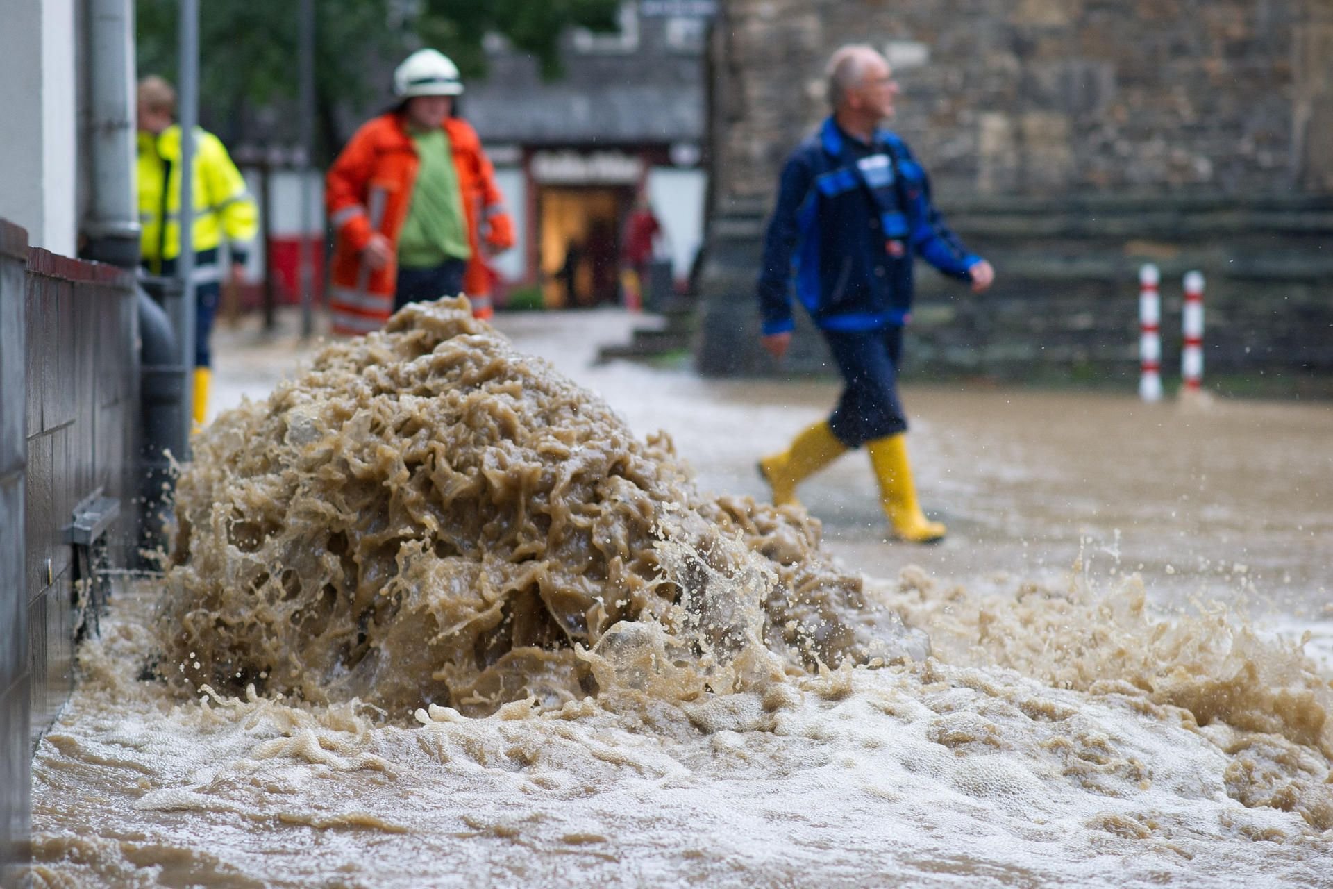 Wasser überflutet in Goslar (Niedersachsen) die historische Altstadt.