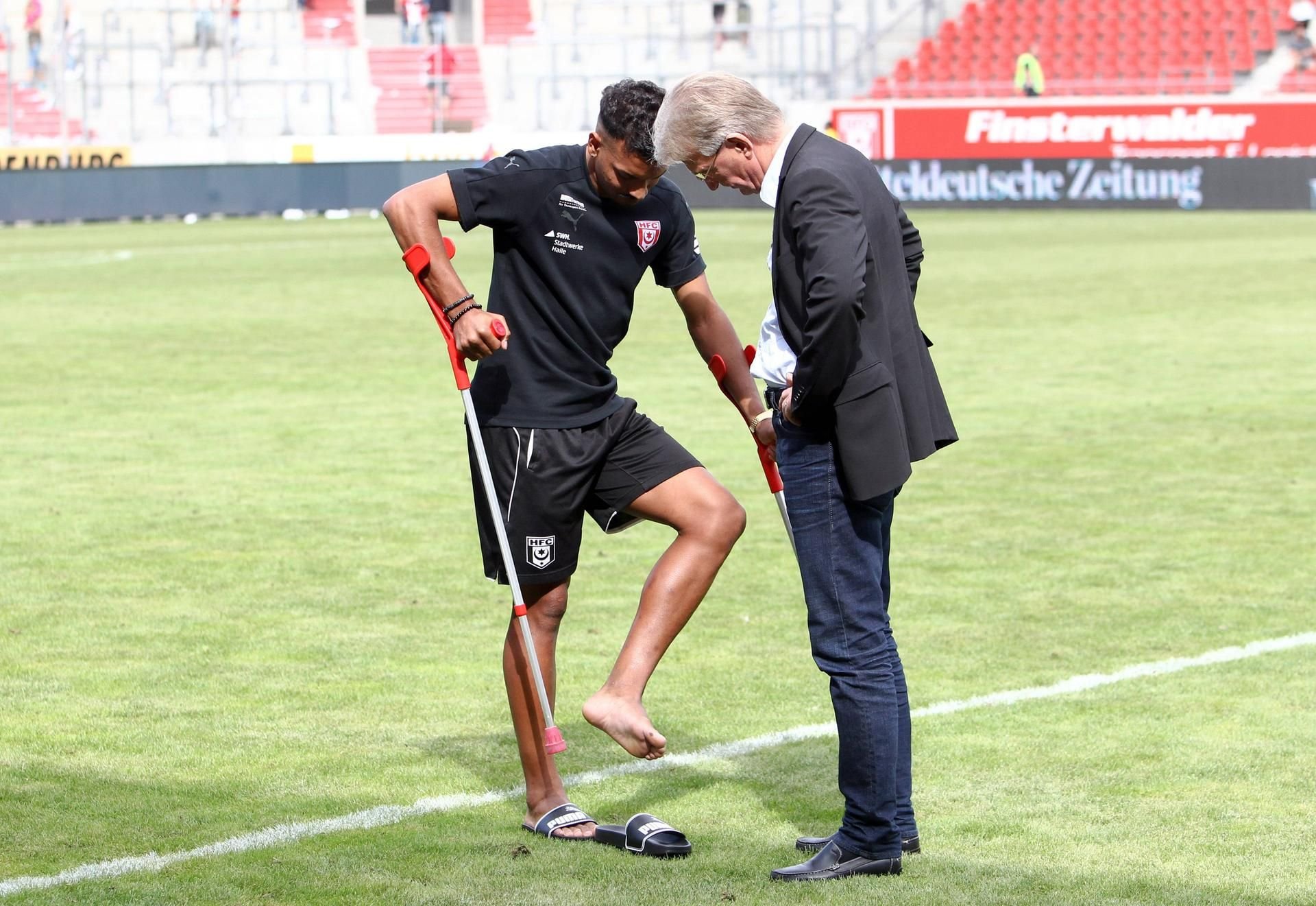 Der verletzte Nick Fennell (l.) nach dem Unterhaching-Spiel mit HFC-Präsident Michael Schädlich.