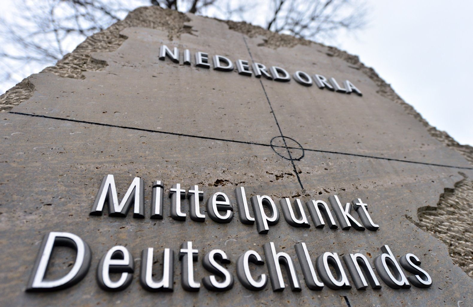 Ein Stein mit der Aufschrift "Mittelpunkt Deutschlands" steht in Niederdorla.