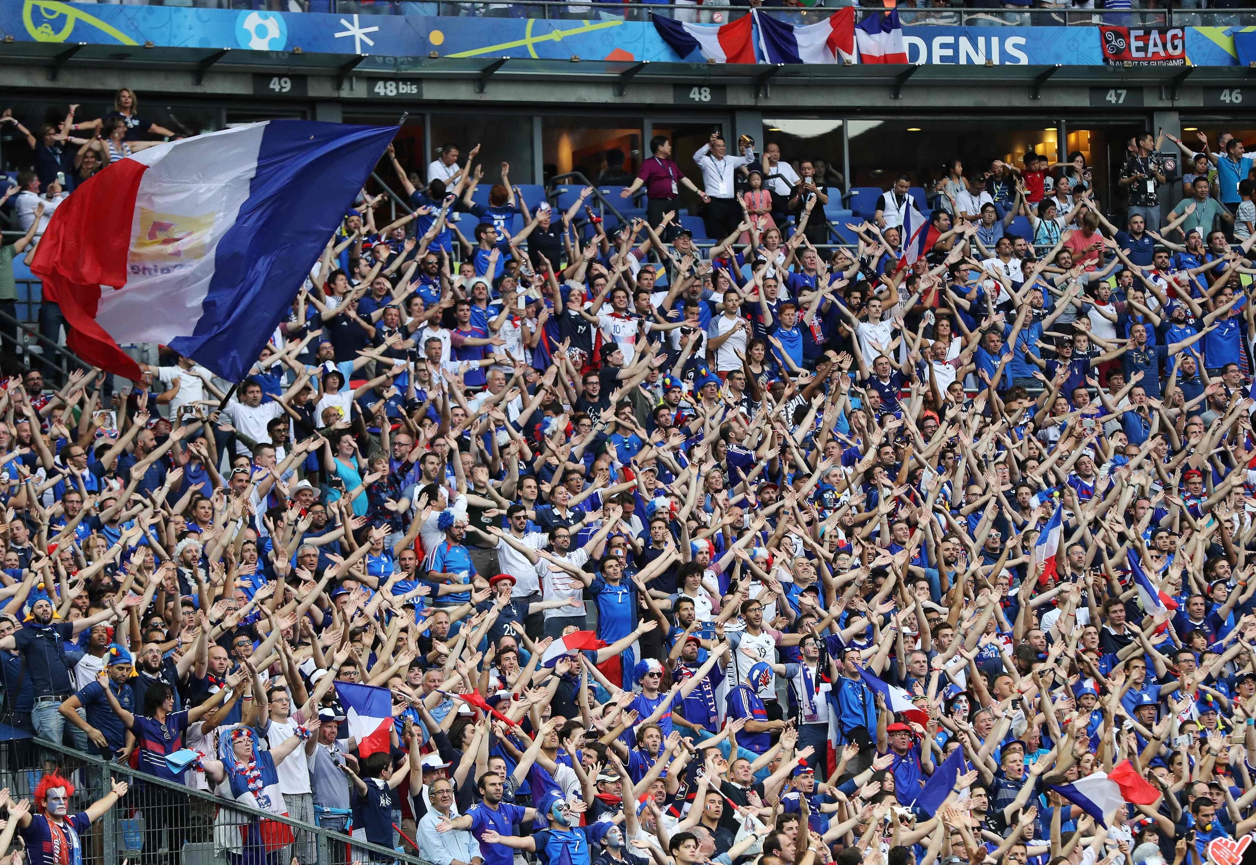 Die französischen Fans sind naturgemäß in Saint-Denis in der Überzahl.