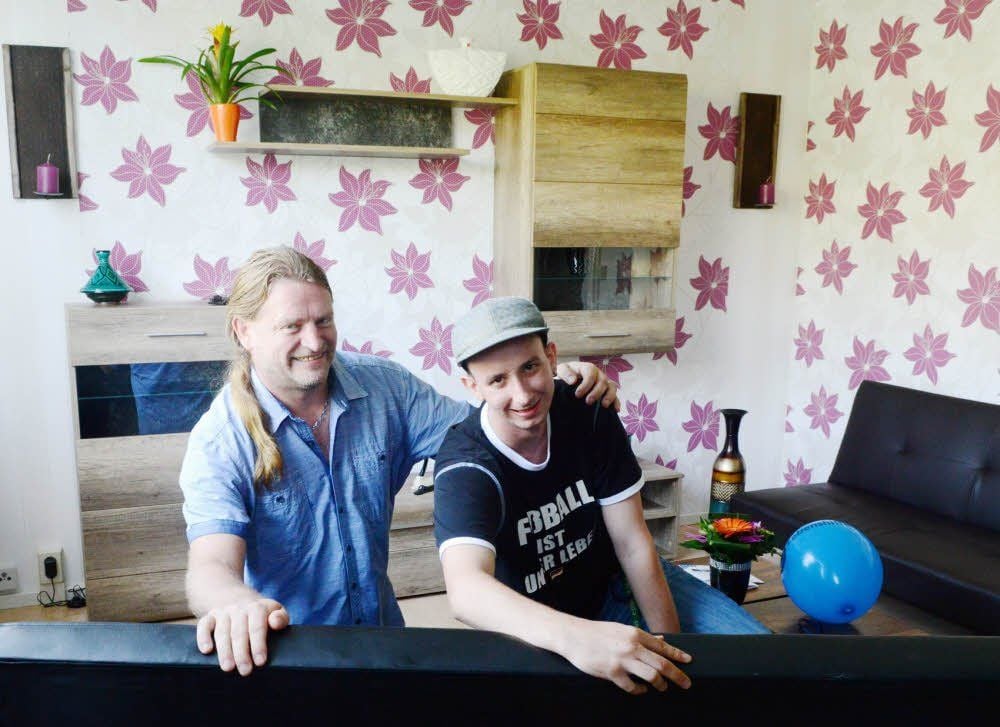 Enrico Beyer (l.) von der Behindertenwerkstatt und Tom Rothe (r.), der erste Bewohner, sind mit der neuen Wohnung zufrieden.