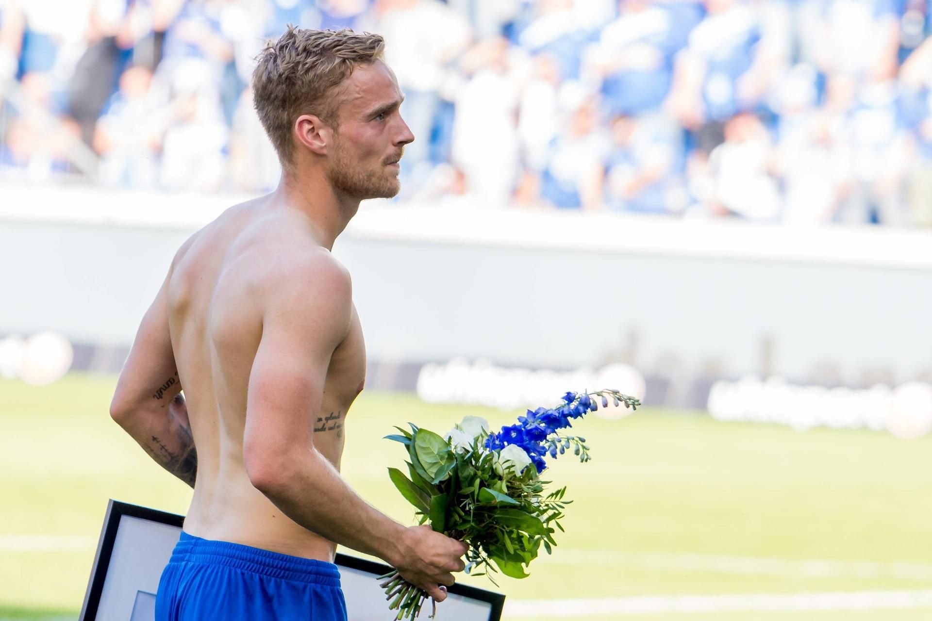 Zum Abschied aus Magdeburg gab es Blumen für Nils Butzen - doch der Spieler geht nicht ohne negative Gefühle.