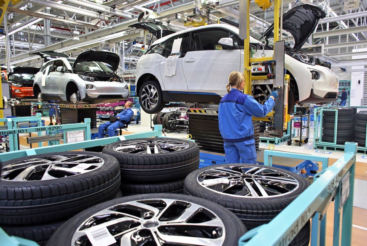 Eine BMW-Mitarbeiterin montiert Räder in der Produktion des Elektrowagens i3 in Leipzig.