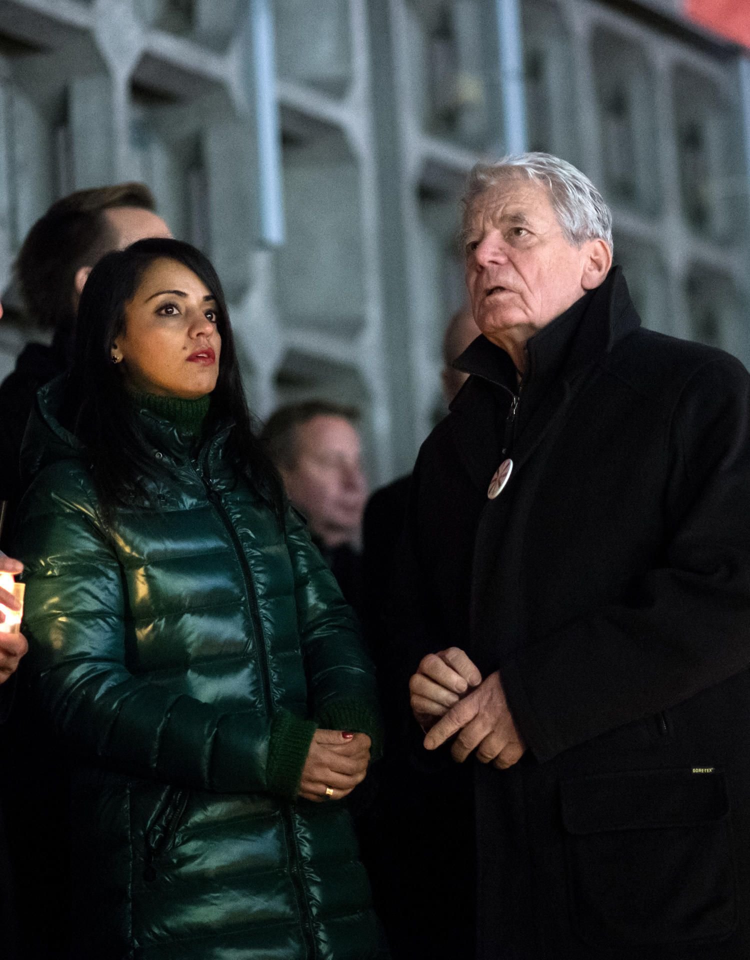 SPD-Staatssekretärin Sawsan Chebli mit Bundespräsident a. D. Joachim Gauck während der Gedenkfeier zum Anschlag am Breitscheid-Platz.