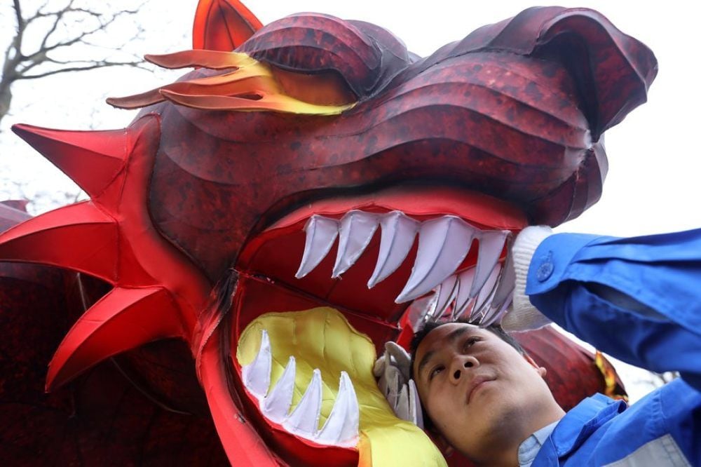 Inspektion im Rachen des Drachen - es gibt noch viel zu tun für die chinesische Crew beim Aufbau der „Lichterwelten“.