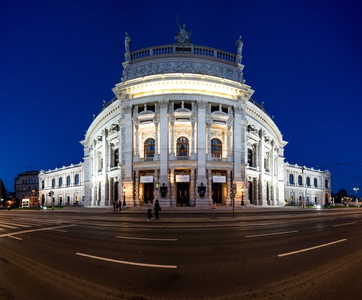 Das Wiener Burgtheater liegt am Universitätsring und eröffnete erstmals am 14. Oktober 1888. Es gilt als das österreichische Nationaltheater.