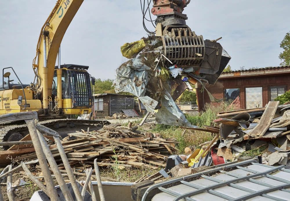 Ein Garagenkomplex und mehrere Kleingärten müssen für den Haltepunkt Bernburg-Roschwitz weichen.