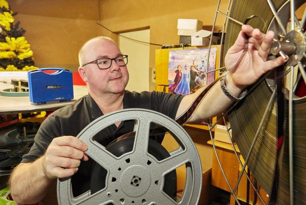 Maik Erdmann arbeitet seit 1993 im Kino. Dabei kommt er selbst eigentlich nie dazu, selbst Filme zu schauen.