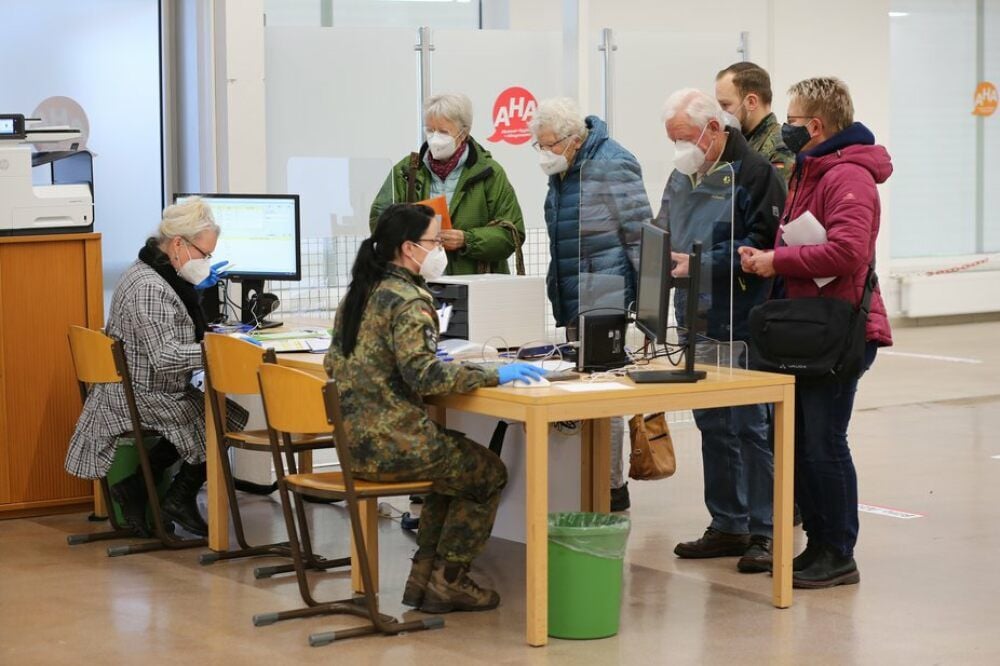 Erste Station bei der Corona-Schutzimpfung ist der Check-in des Quedlinburger Impfzentrums.