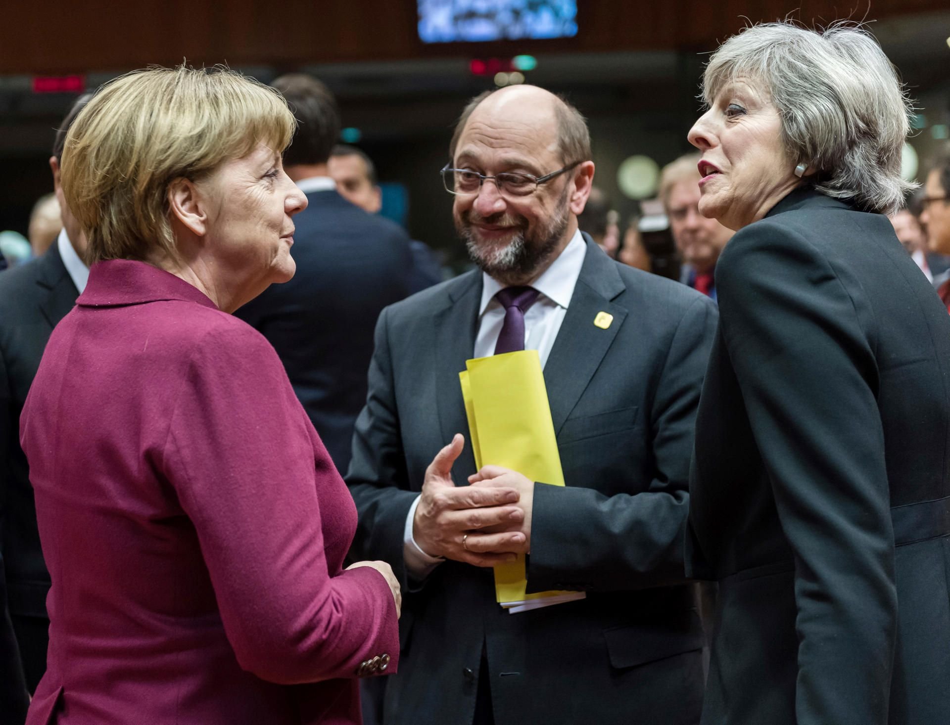 Angela Merkel im Gespräch mit Martin Schulz und der britischen Premierministerin Therasa May. (Archivbild)