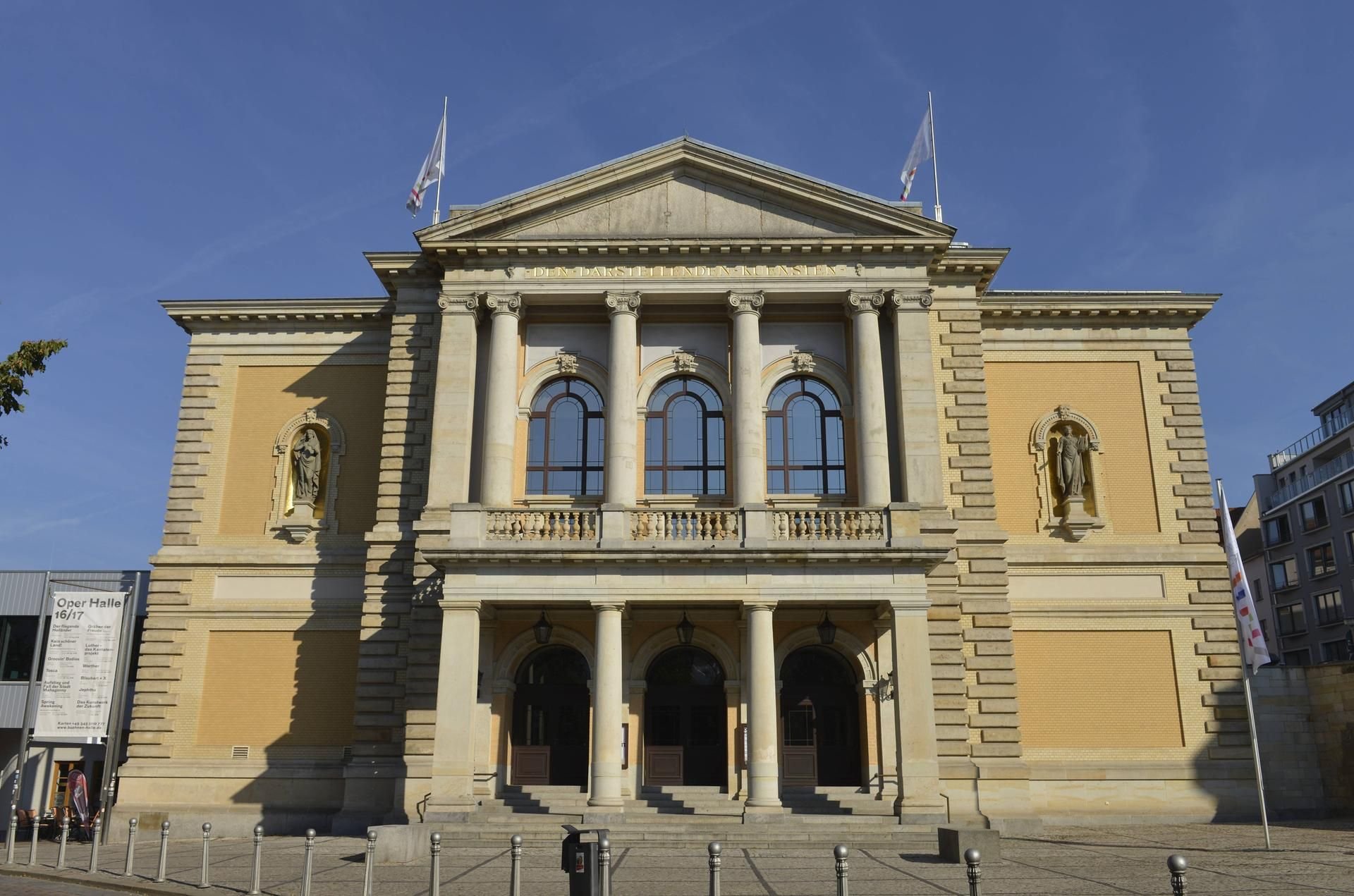 Hinter der Fassade des Opernhauses in Halle brodelt es.