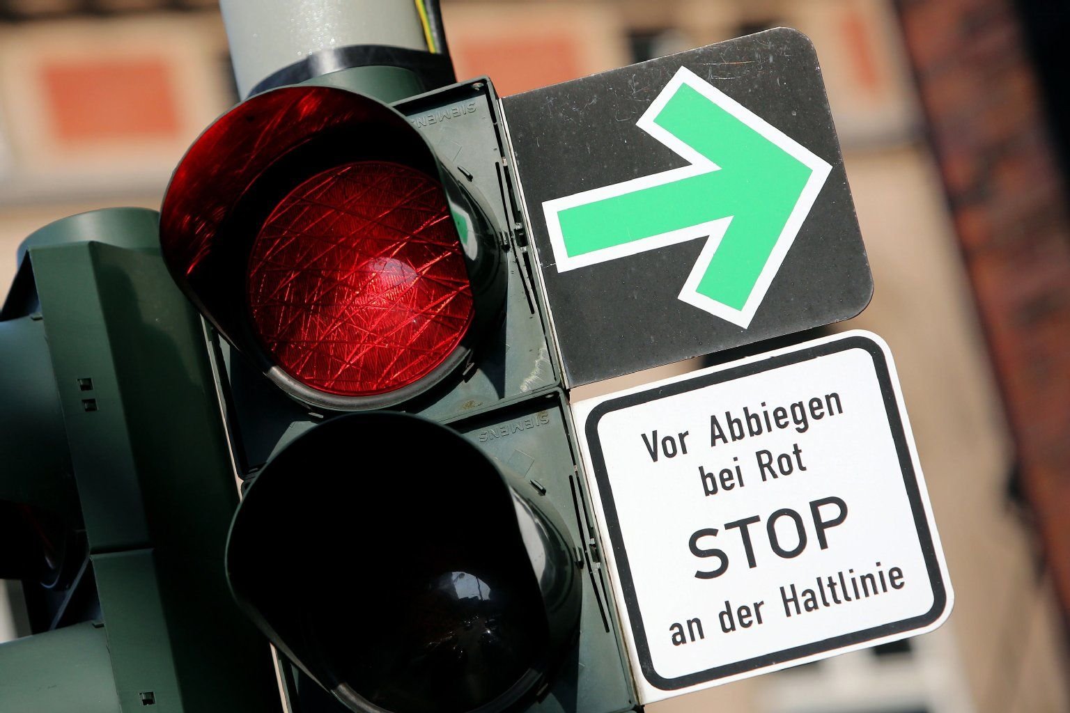 Was genau besagt der grüne Pfeil an der Ampel?