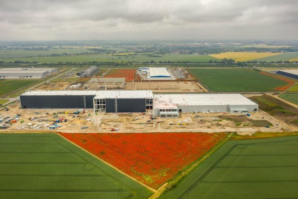 Baustelle mit Mohnfeld: Aus der Luft betrachtet, werden die Dimensionen des neuen Presswerks erst richtig deutlich.