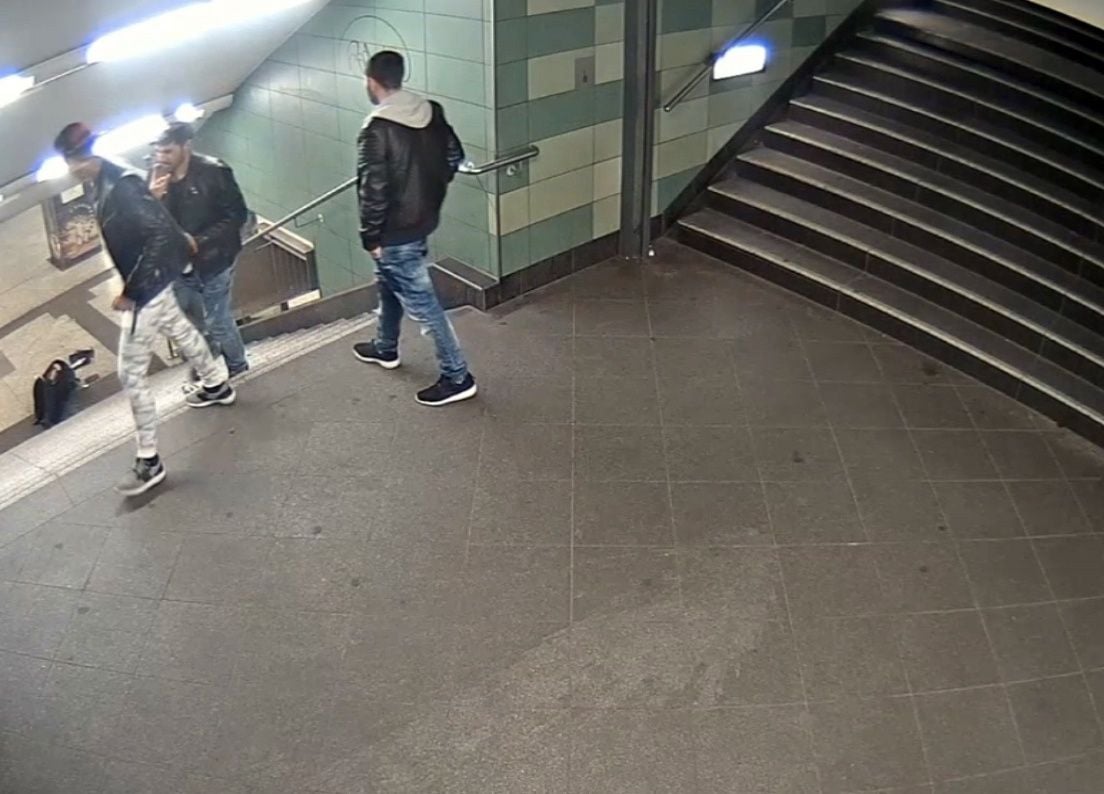 Tatort Hermannstraße: Das Opfer liegt am Boden, die drei Männer gehen rauchend weiter.