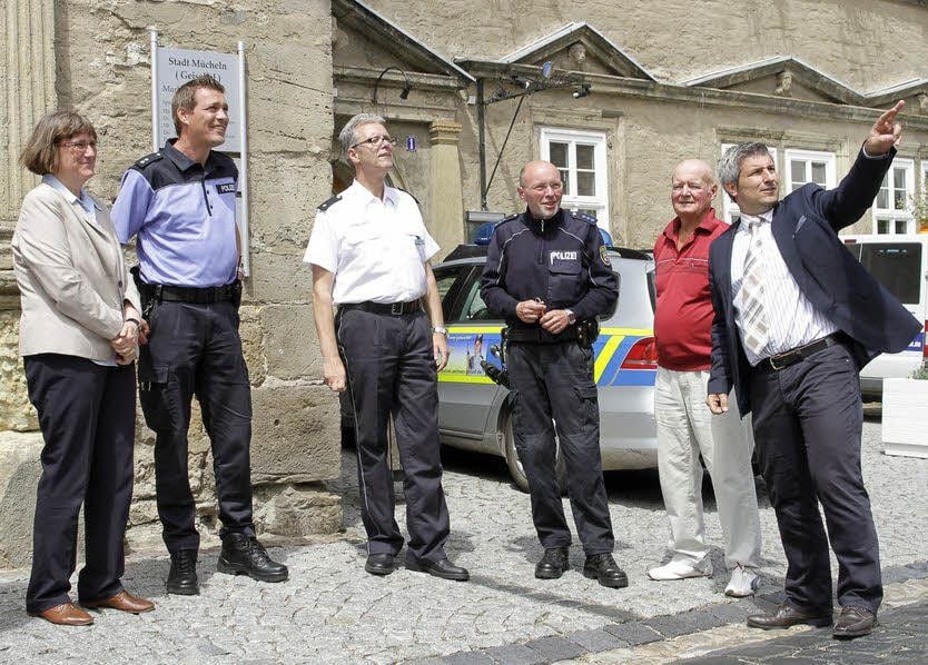 Vor-Ort-Termin mit Polizeipräsidentin Christiane Bergmann, RBB Markus Sebicht, Polizeisprecher Ralf Karlstedt, RBB Lutz Fischer, Einwohner Günter Mielsch und Bürgermeister Andreas Marggraf (von links).