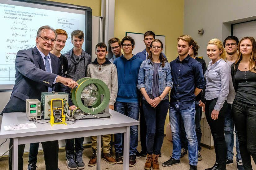 Ministerpräsident Reiner Haseloff hat im Paul-Gerhardt-Gymnasium Gräfenhainichen eine Unterrichtsstunde im Physik-Kurs gehalten.