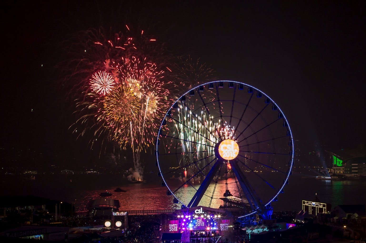 Eine Pyro-Show begleitete auch in Hong Kong die Menschen ins neue Jahr.