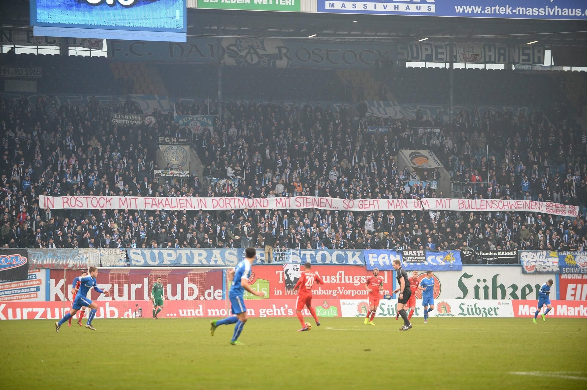Anti-RB Leipzig-Banner im Spiel Hansa Rostock gegen HFC.