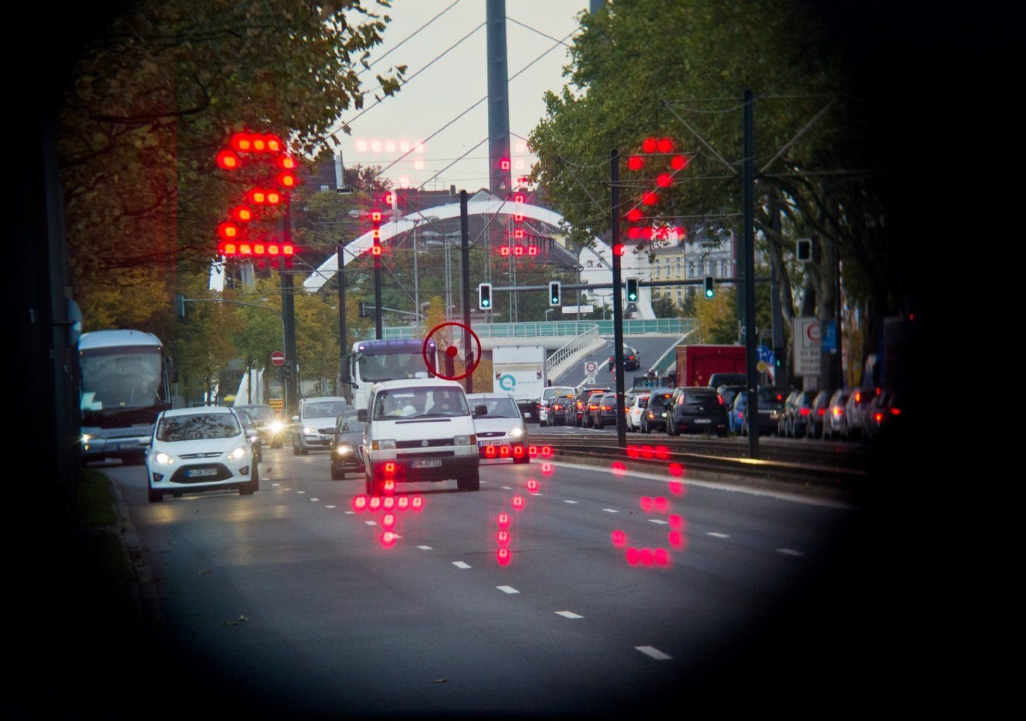 Blick durch ein Lasermessgerät der Polizei, das die Geschwindigkeit von 73 km/h eines Fahrzeuges misst.
