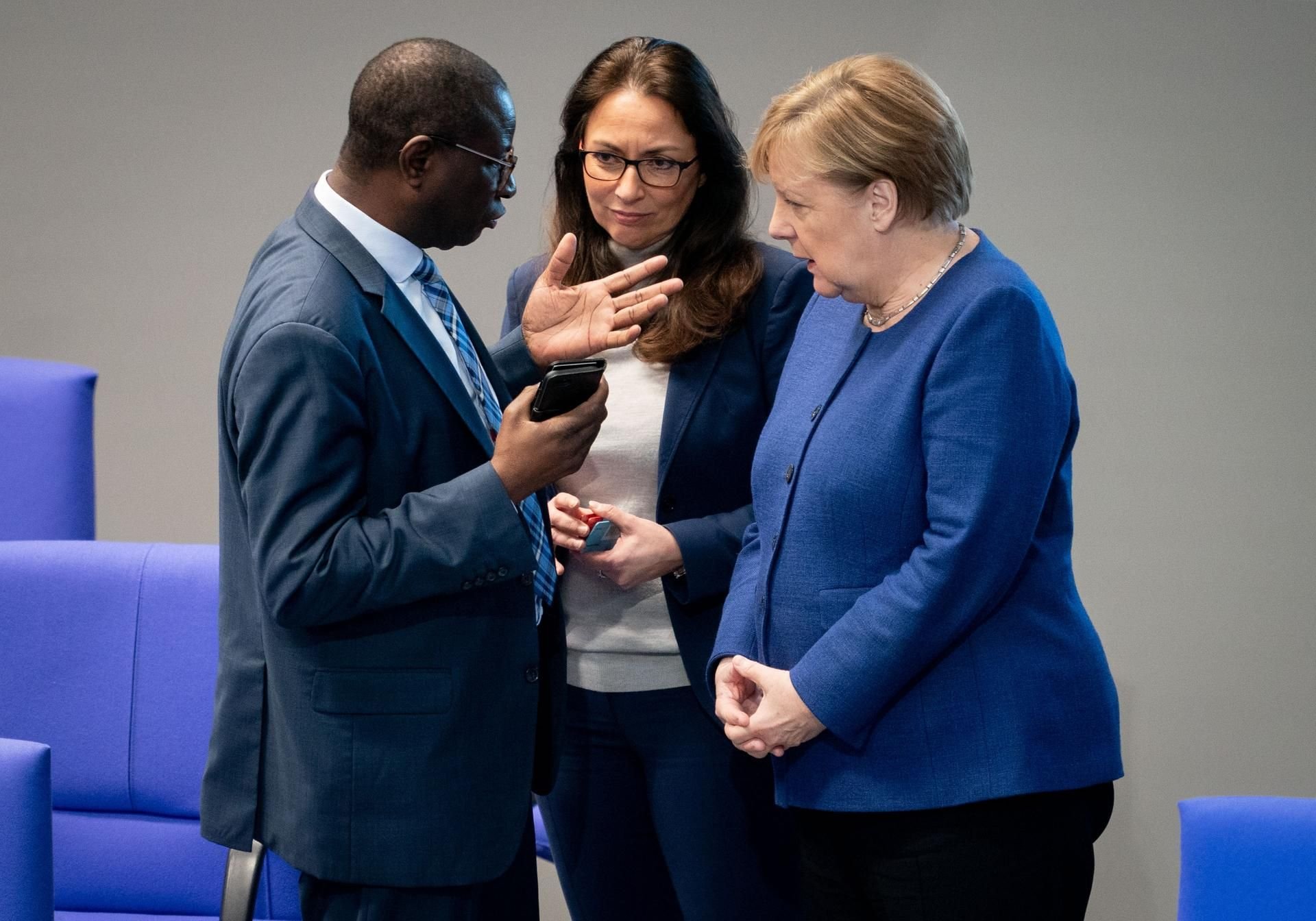 Nach Angriff auf sein Büro: Merkel sagt SPD-Abgeordnetem Diaby Unterstützung zu