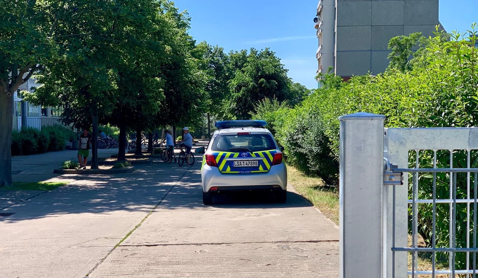 Polizei vor der Heideschule in Heide-Nord