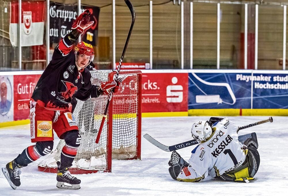 Jannik Striepeke (Saale Bulls, l.) bejubelt einen Treffer im Spiel gegen Erfurt