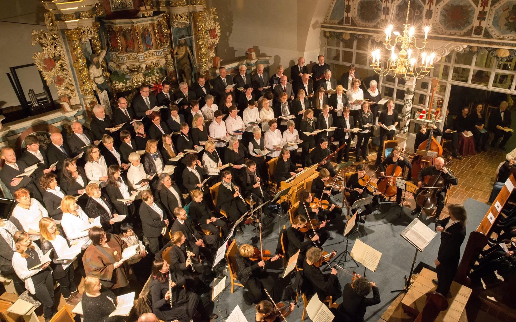 Sängerinnen und Sänger der Kantorei Jessen, unterstützt durch die solisten Theresia Taube (Sopran), Susanne Langner (Alt), Kim Schrader (Tenor) und Hans-Arthur Falkenrath (Bass) gaben 2015 das Weihnachtsoratorium von Johann Sebastian Bach zum Besten.
