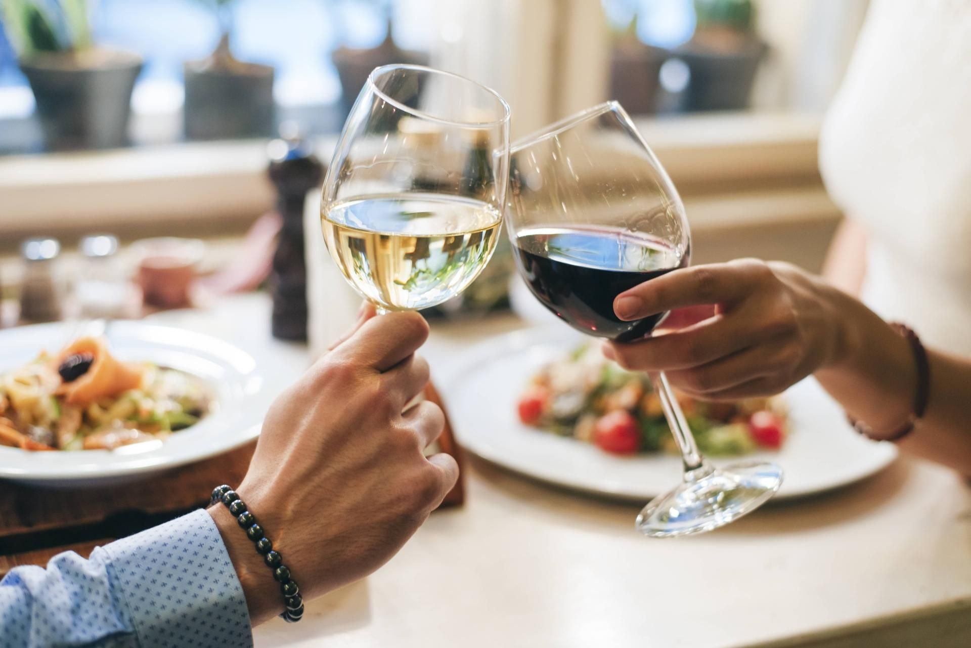 Das abendliche Glas Rotwein schadet uns mehr, als wir vielleicht denken.