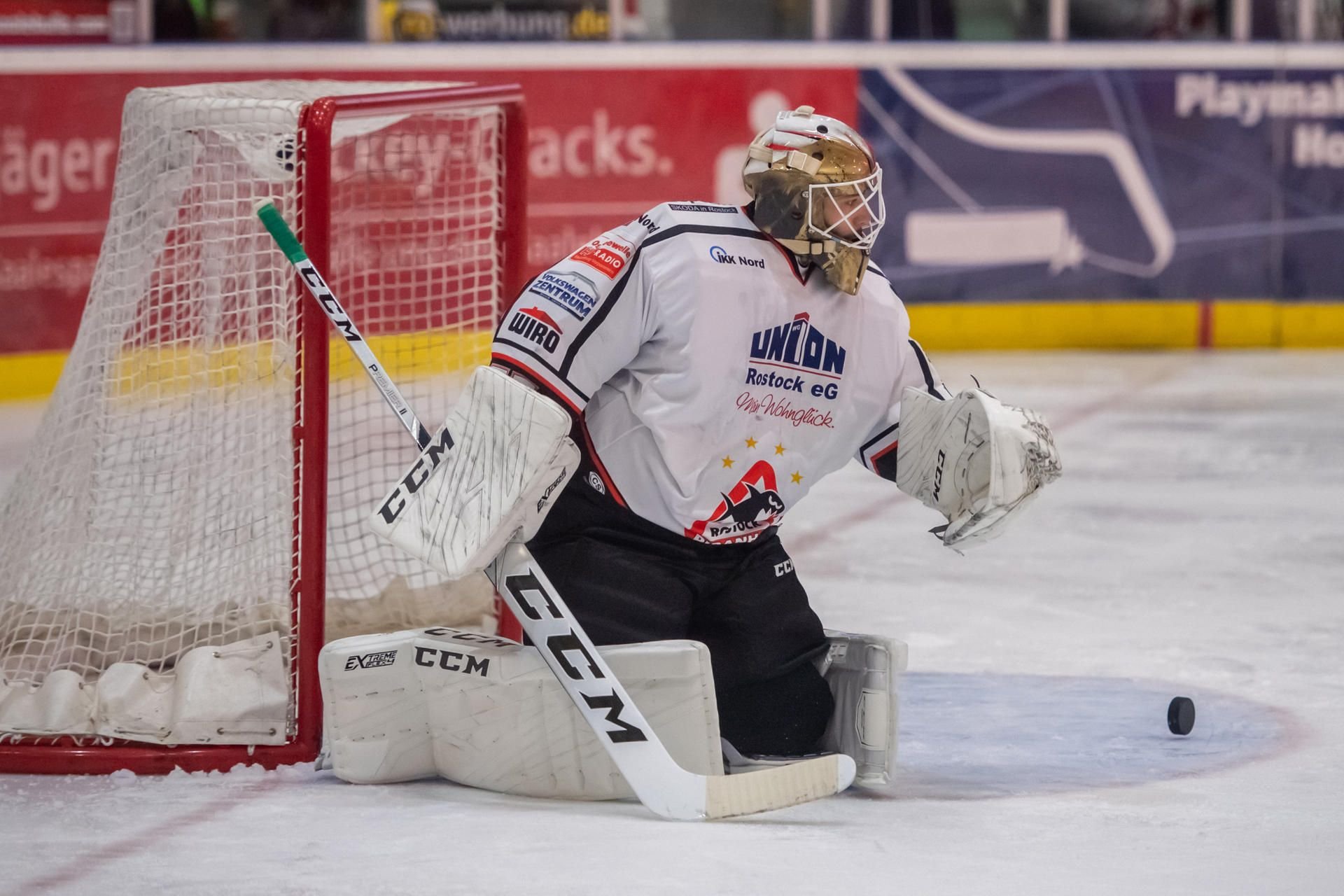 Goalie Jakub Urbisch, hier 2019 bei einem Gastspiel mit Rostock in Halle.