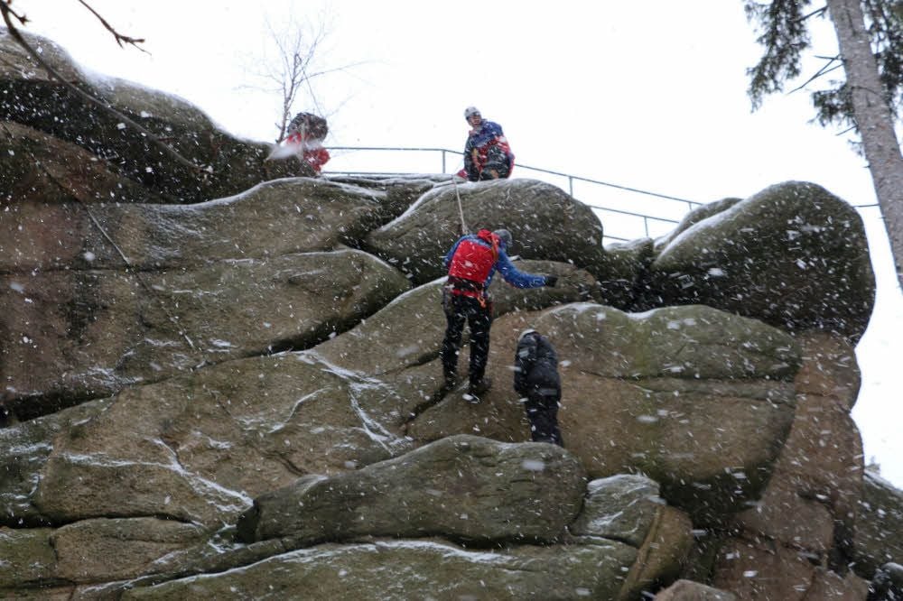 Im unwegigen Gelände - wie hier am Ottofelsen in der Nähe der Steinernen Renne - ruht alle Hoffnung auf den Spezialisten der Bergwacht.
