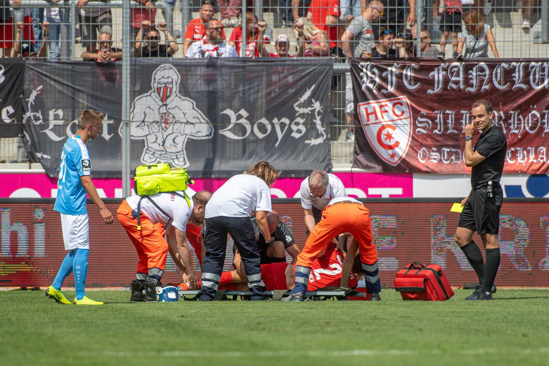 Tobias Schilk hatte sich im Drittliga-Spiel des HFC gegen den Chemnitzer FC eine schwere Hüftverletzung zugezogen.