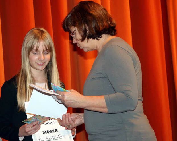 Monika Kaufhold gratuliert Lia-Sophie Logos beim Vorlesewettbewerb vom Gymnasium Jessen.