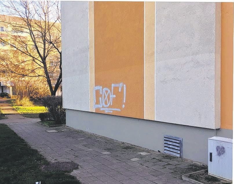 Fassaden und Haustüren im Quedlinburger Wohngebiet Kleers sind mit Graffiti beschmiert worden.