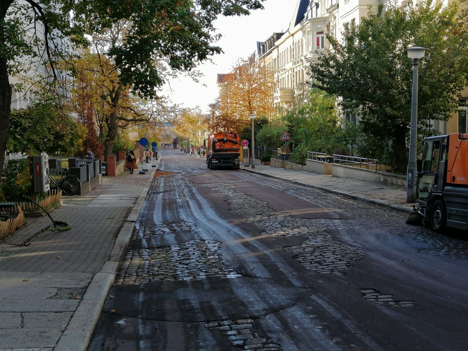 Die gesamte Schillerstraße ist leer. Alle Autos wurden abgeschleppt. Kehrmaschinen bringen alles auf Hochglanz.