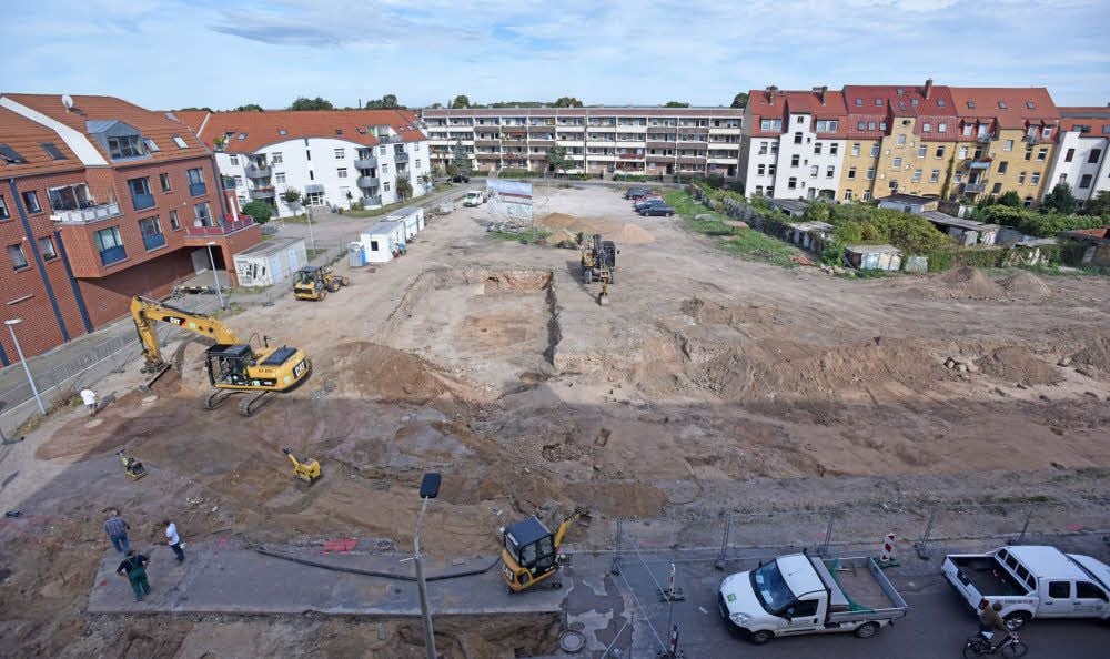 Die Grabungen sind abgeschlossen. Jetzt haben die Bauarbeiter das Feld übernommen und bauen für die Neubi Wohnungen.