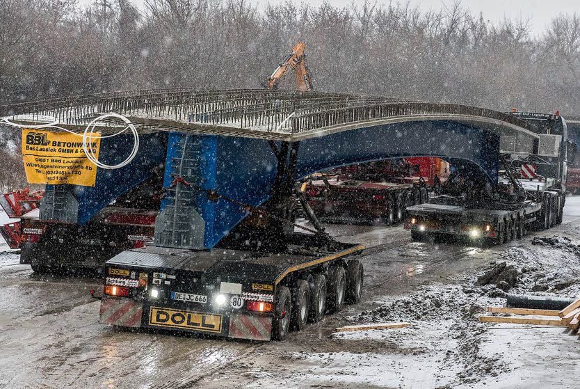 Die Fertigteile waren mit Schwerlasttransportern in der Nacht zum Dienstag von Bad Lausick nach Schkopau gebracht worden.