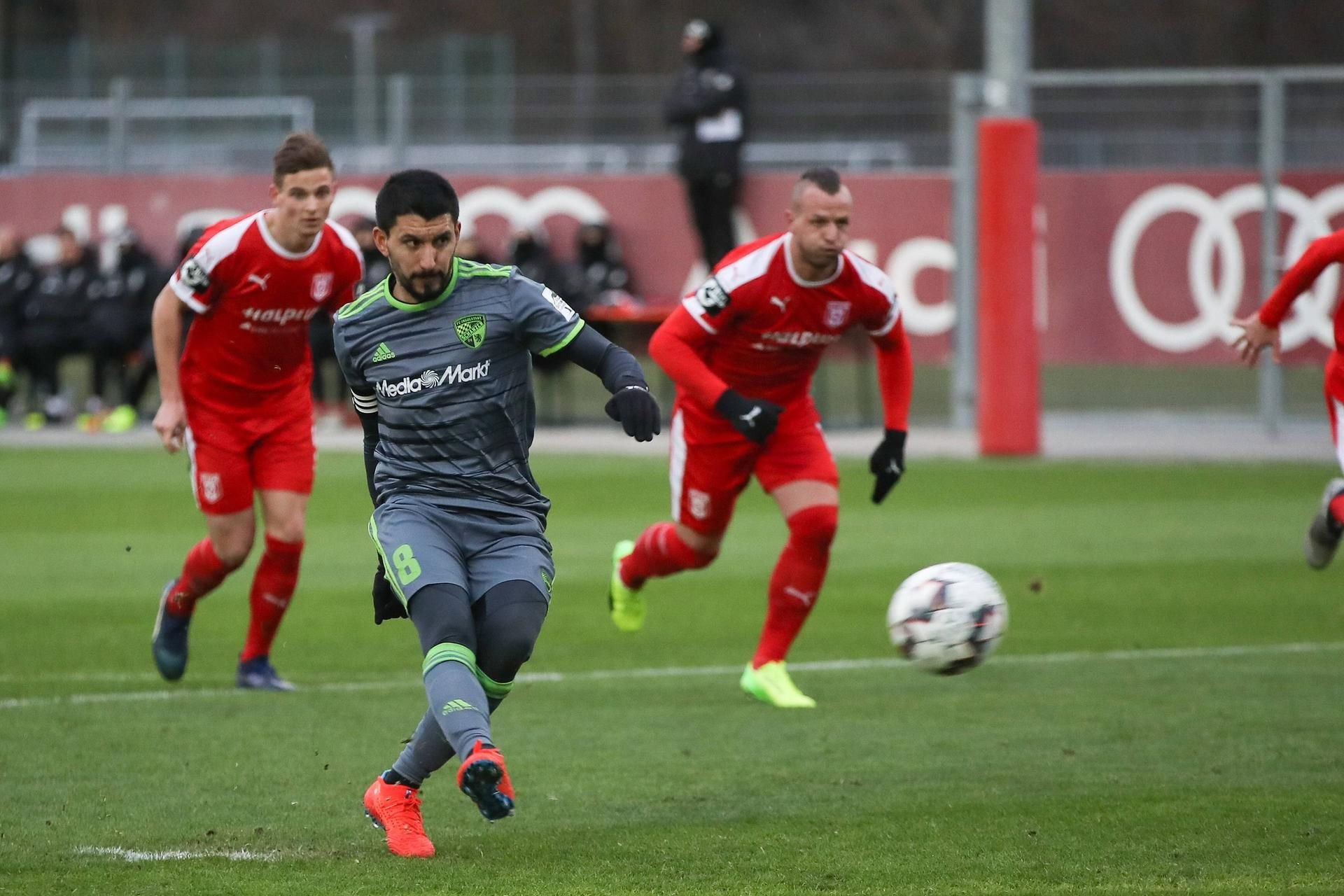 Almog Cohen trifft per Elfmeter zum 1:0 für den FCI gegen den Halleschen FC.