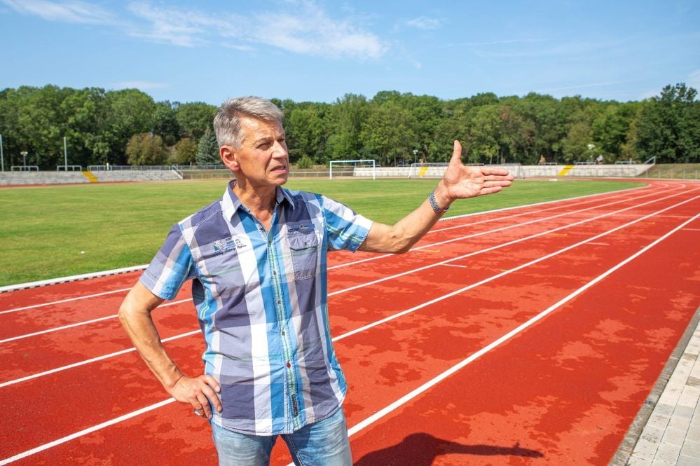 Uwe Richter führt durch das Stadion, in dem nun nichts mehr an das Hochwasser 2013 erinnert.