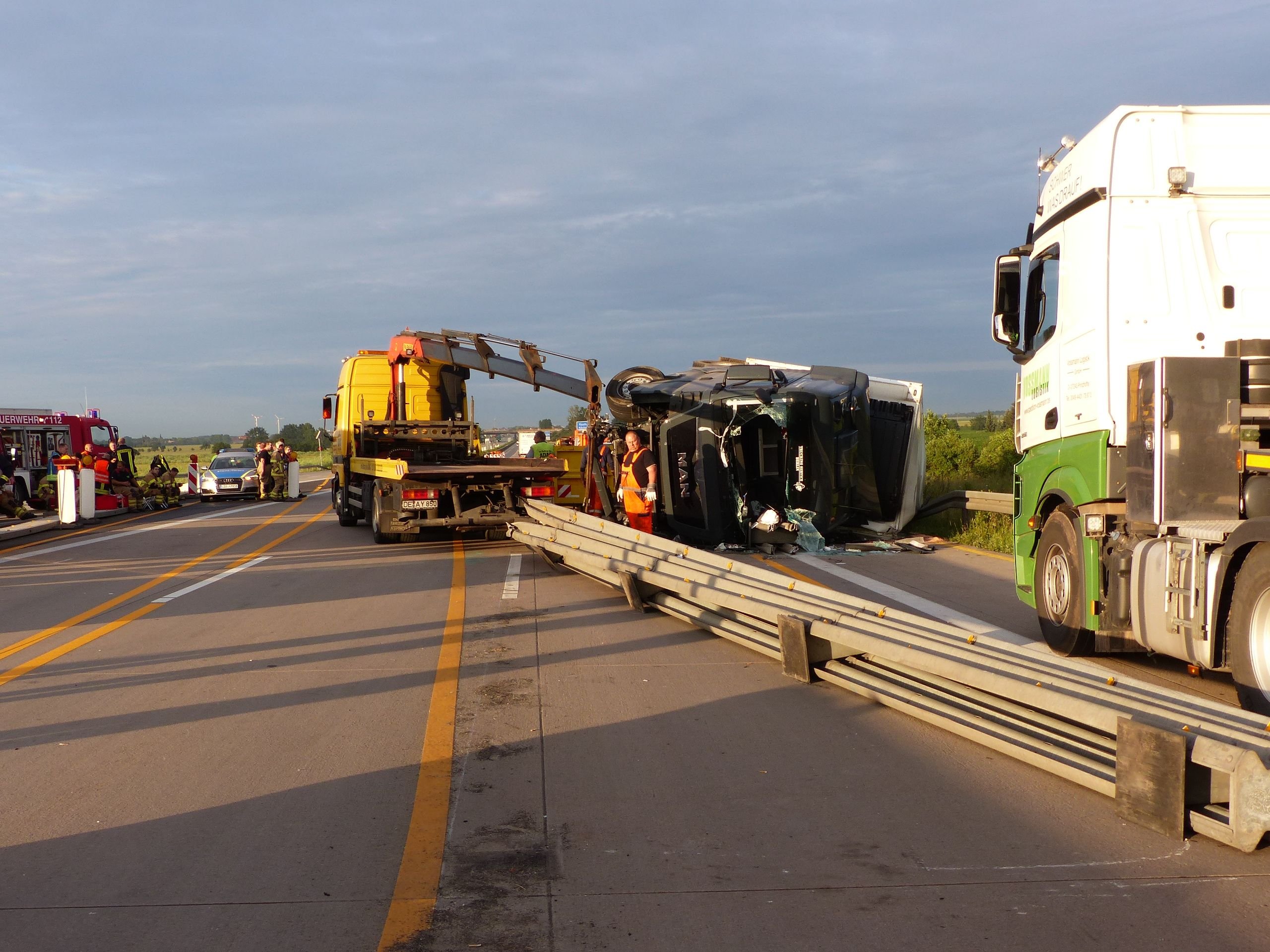 Per Kran wird der Lkw wieder aufgerichtet.