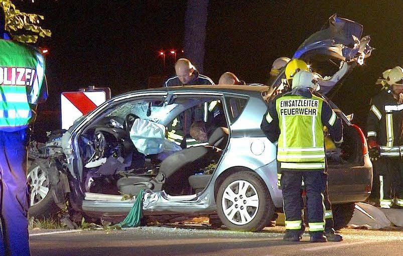 Der Kia war am Samstagabend zwischen Neugattersleben und Nienburg gegen einen Baum geprallt.