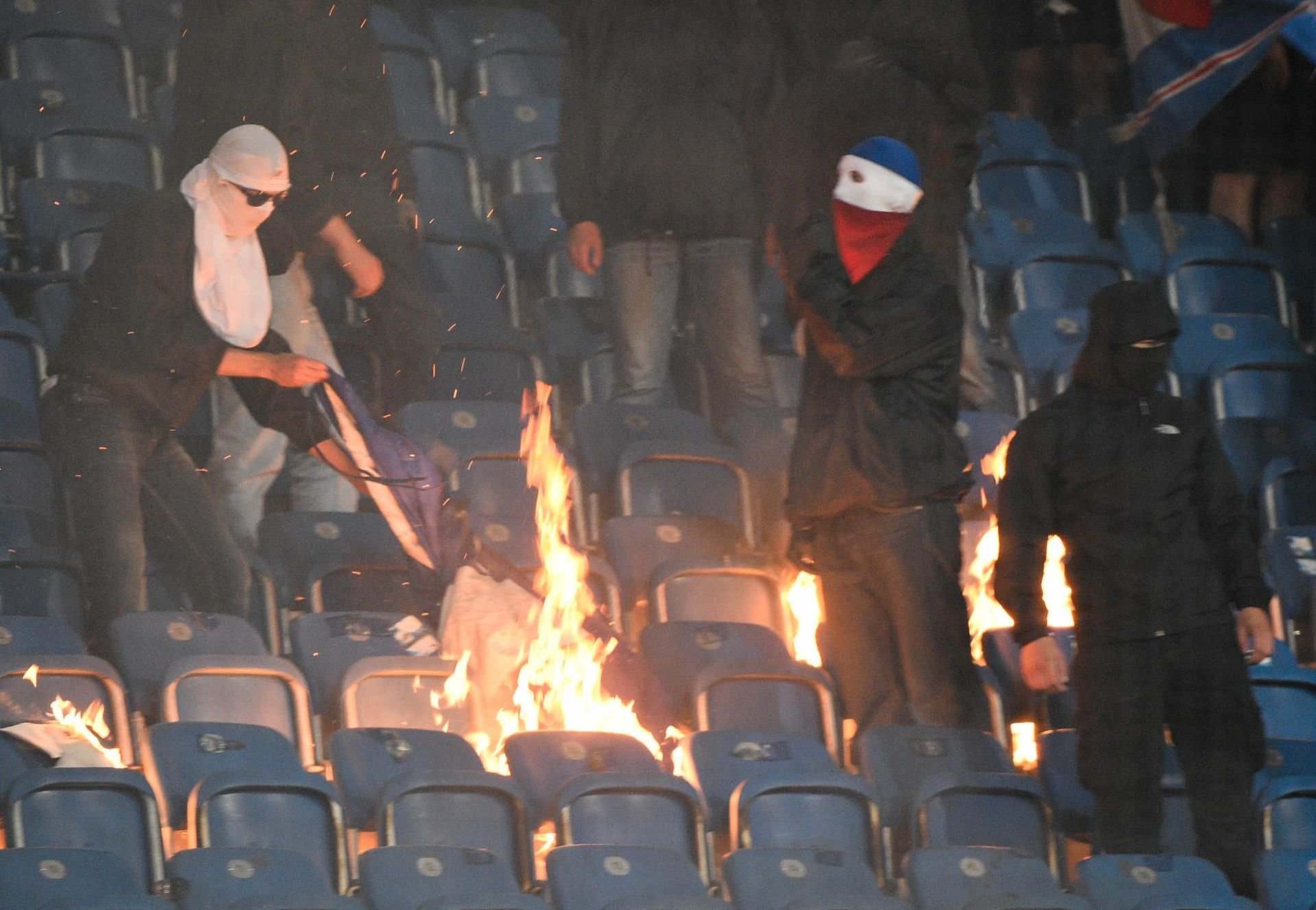 Fans von Hansa Rostock hätten beim DFB-Pokalspiel gegen Hertha BSC fast für einen Spielabbruch gesorgt.
